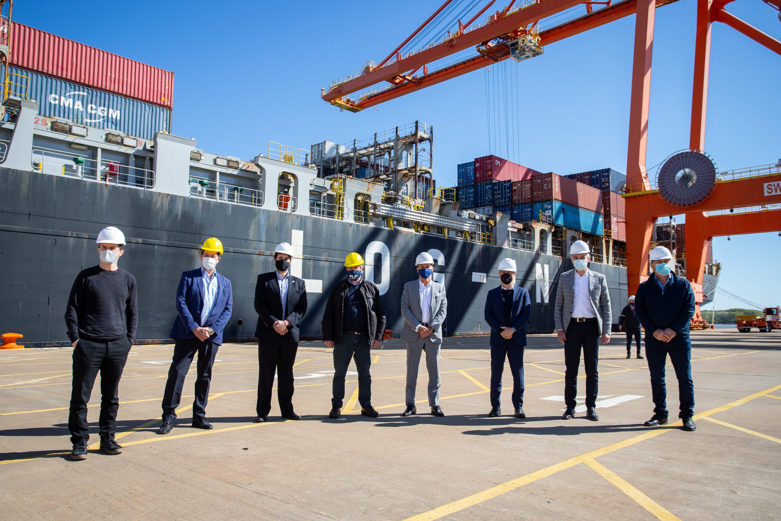 Kicillof recibió al primer buque que realiza un servicio de importación y exportación desde el puerto de La Plata hacia China