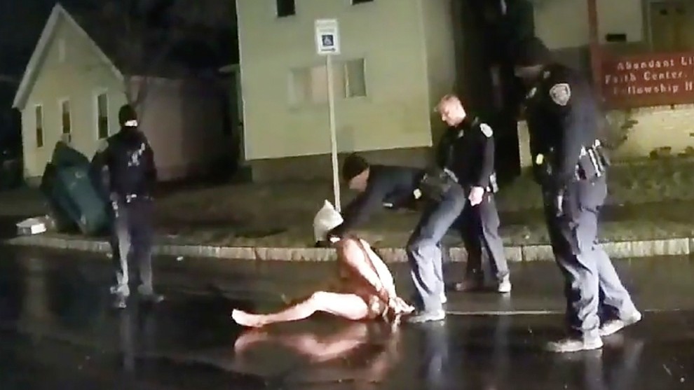 Muerte de Daniel Prude: un hombre negro desnudo que fue asfixiado por la policía después de que le pusieran una capucha
