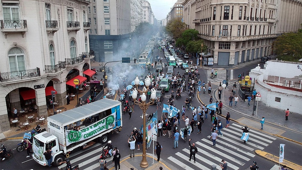 Cientos de vehículos marcharon por Avenida de Mayo en la caravana del Día de la Lealtad