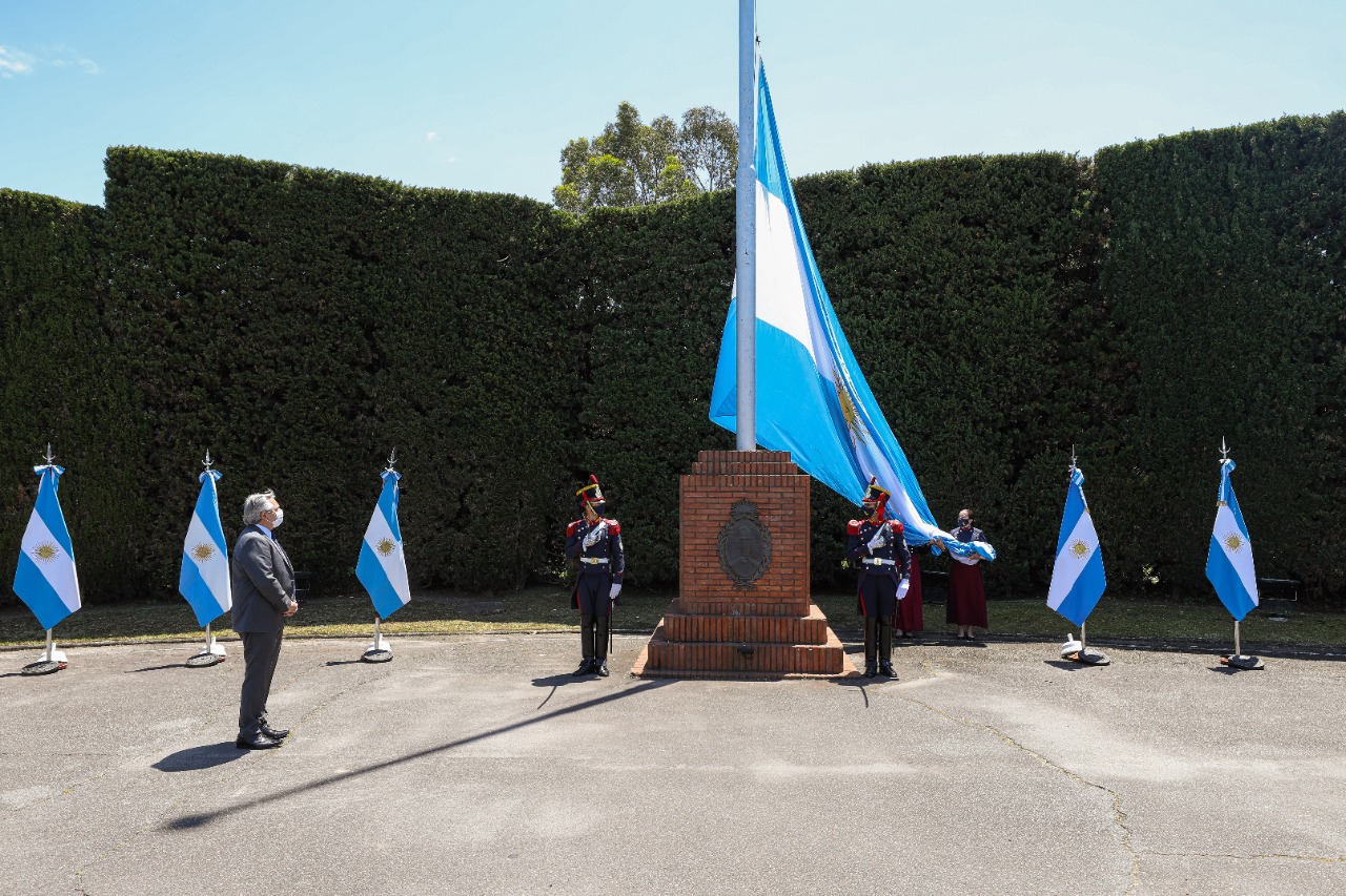 El Presidente encabezó el acto por el bicentenario del primer izamiento de la bandera argentina en las Islas Malvinas