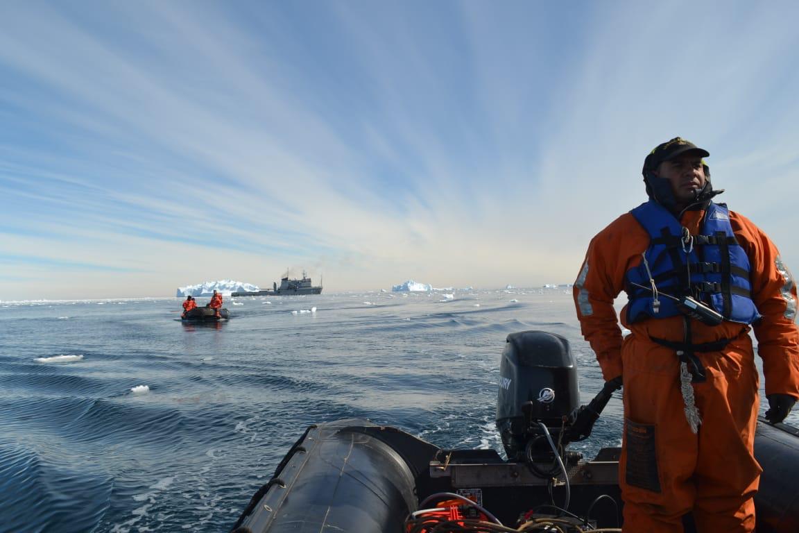 Recate en la Antartida navegando entre campos de hielo
