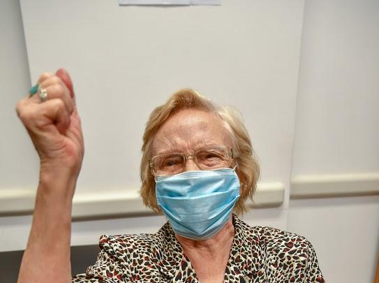 Elsa, una mujer de 90 años es la vacunada número un millón en el país