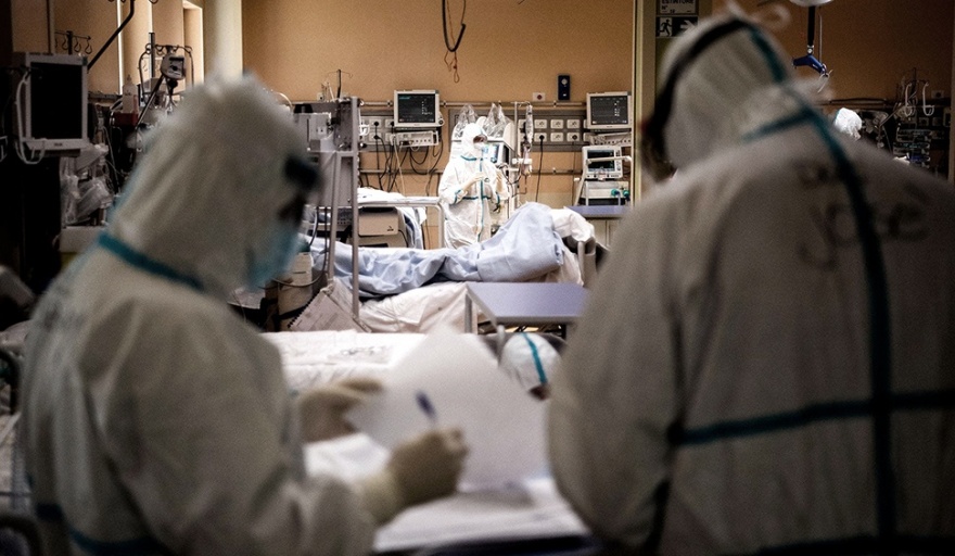 La pandemia avanza: 6 de cada 10 internados en terapia intensiva son menores de 60 años