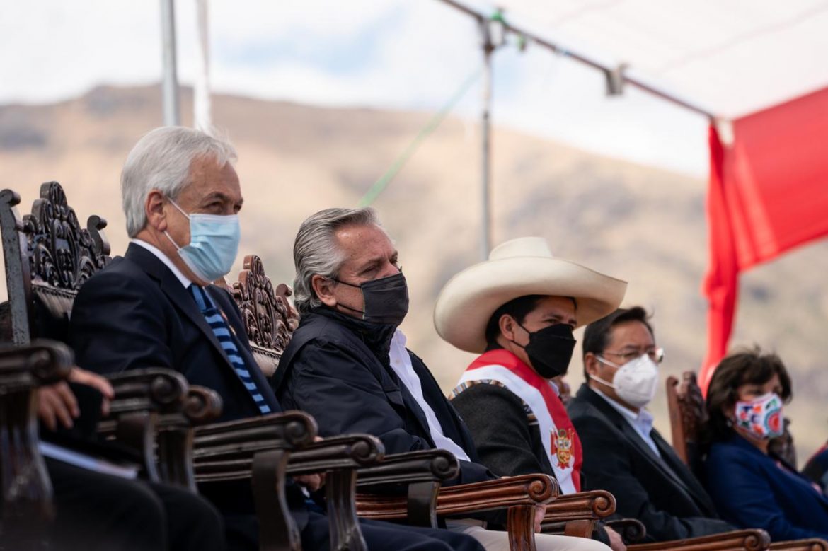 El Presidente participó del acto de juramentación de su par de Perú, José Pedro Castillo en la Pampa de la Quinua, Ayacucho