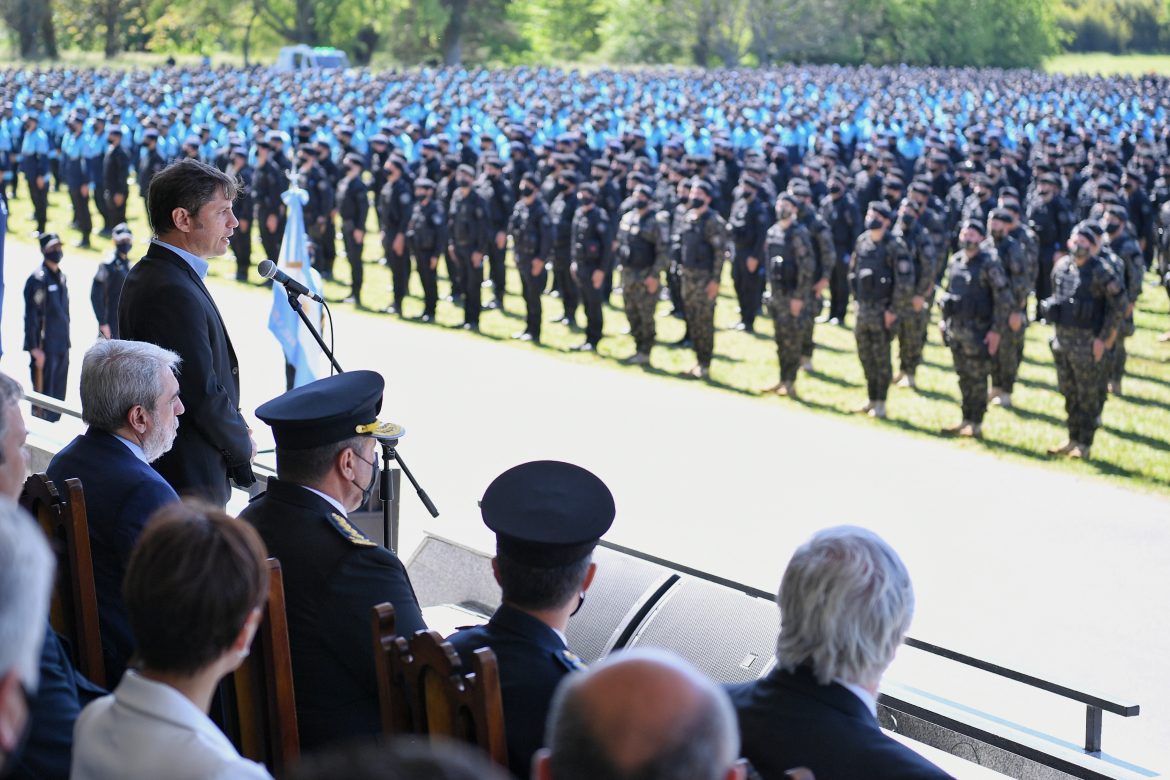 Kicillof tomó juramento a la bandera nacional a cadetes egresados de la Policía de la Provincia