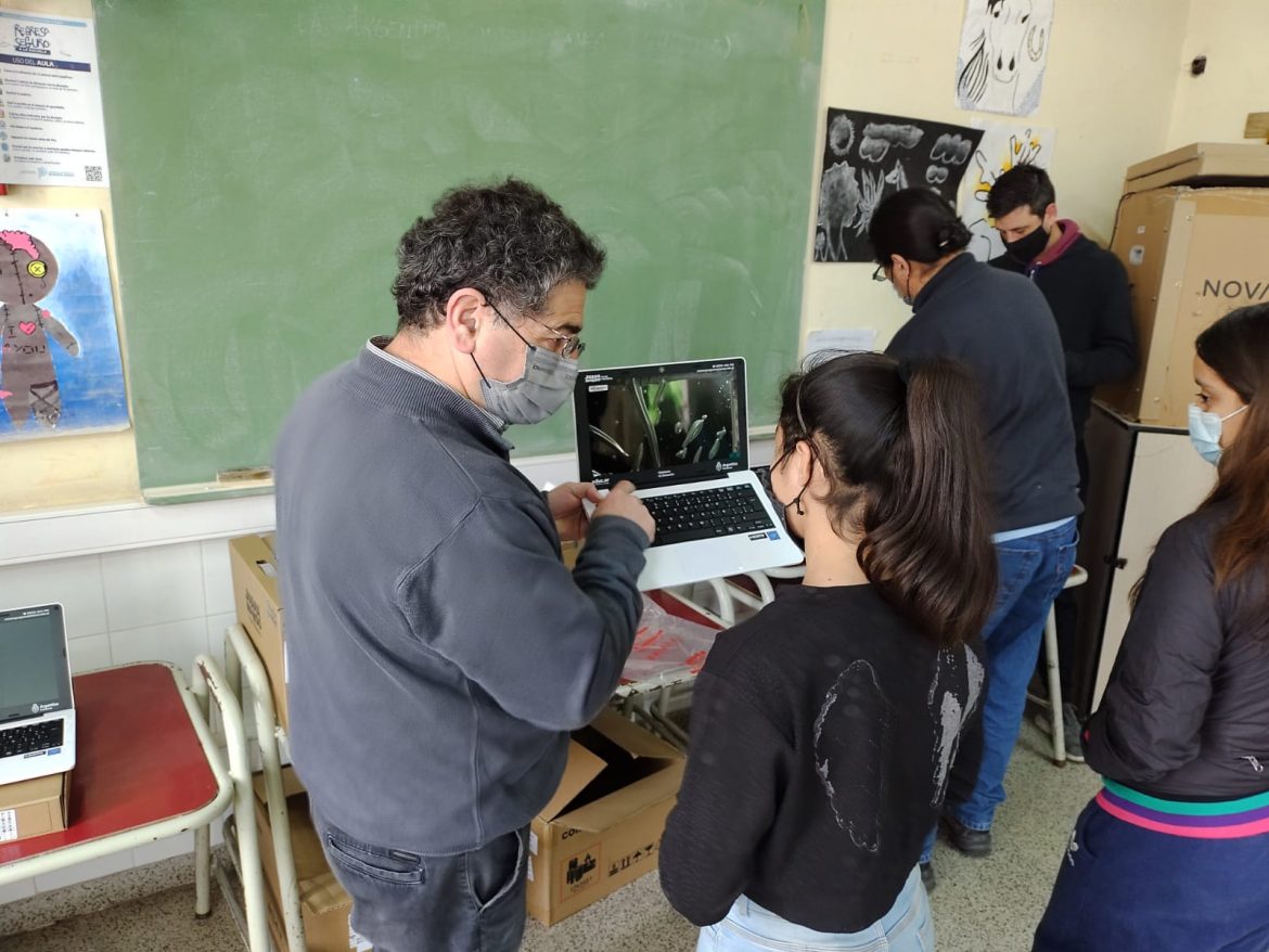 El Gobierno Provincial entregó computadoras a estudiantes