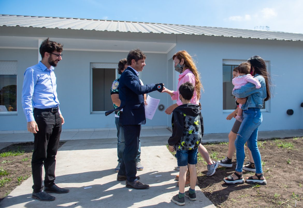 Kicillof encabezó el acto de entrega de viviendas en el barrio Virgen de Luján