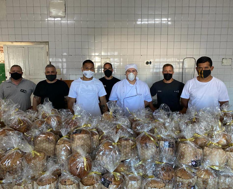 Privados de libertad de Azul elaboraron 200 pan dulces para merenderos que asisten a niñas y niños