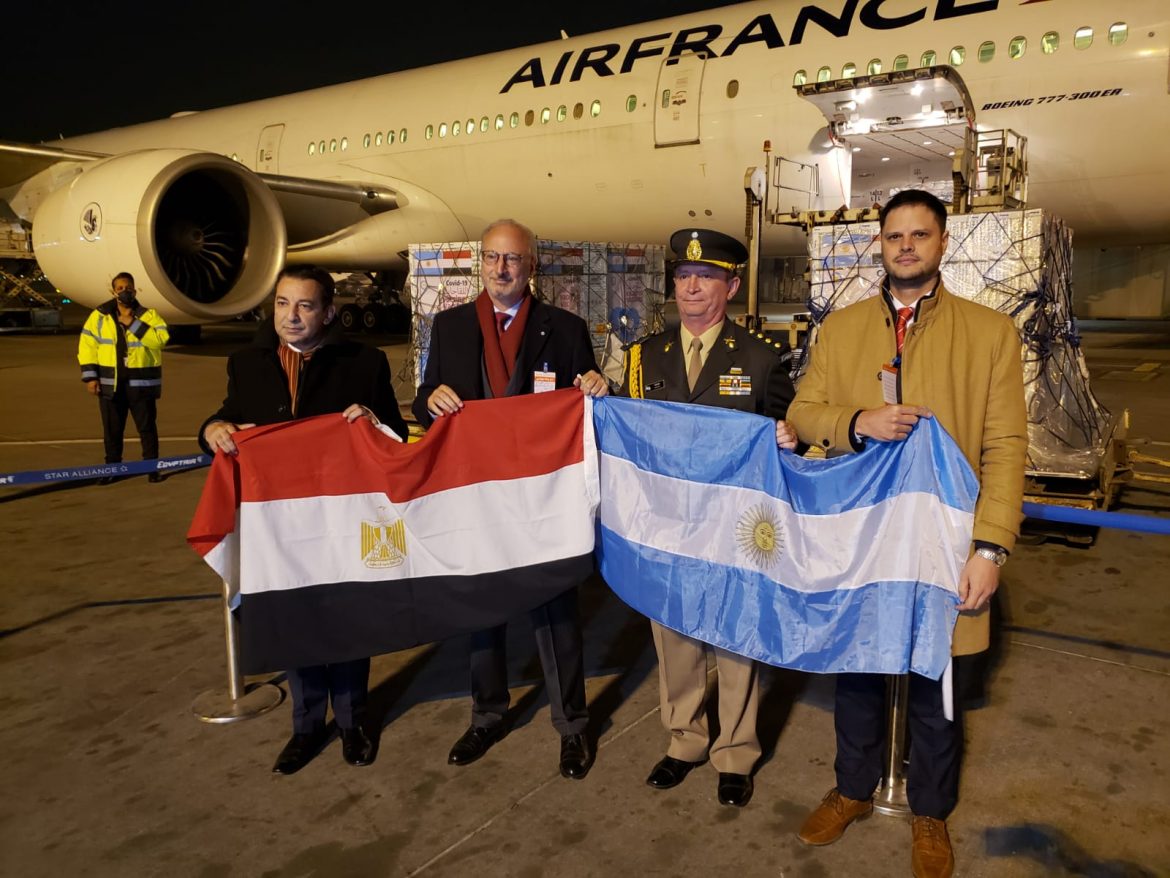 Arribaron a Egipto el millón de vacunas donadas por la argentina