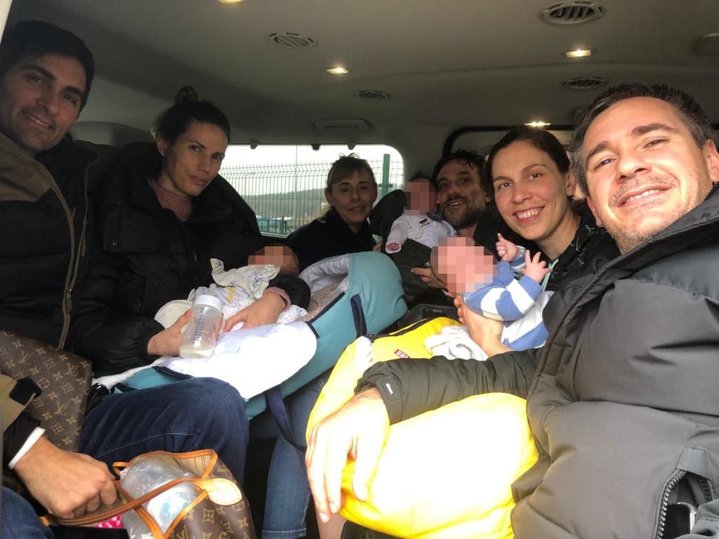 Cinco familias argentinas y sus bebes ya están en Polonia