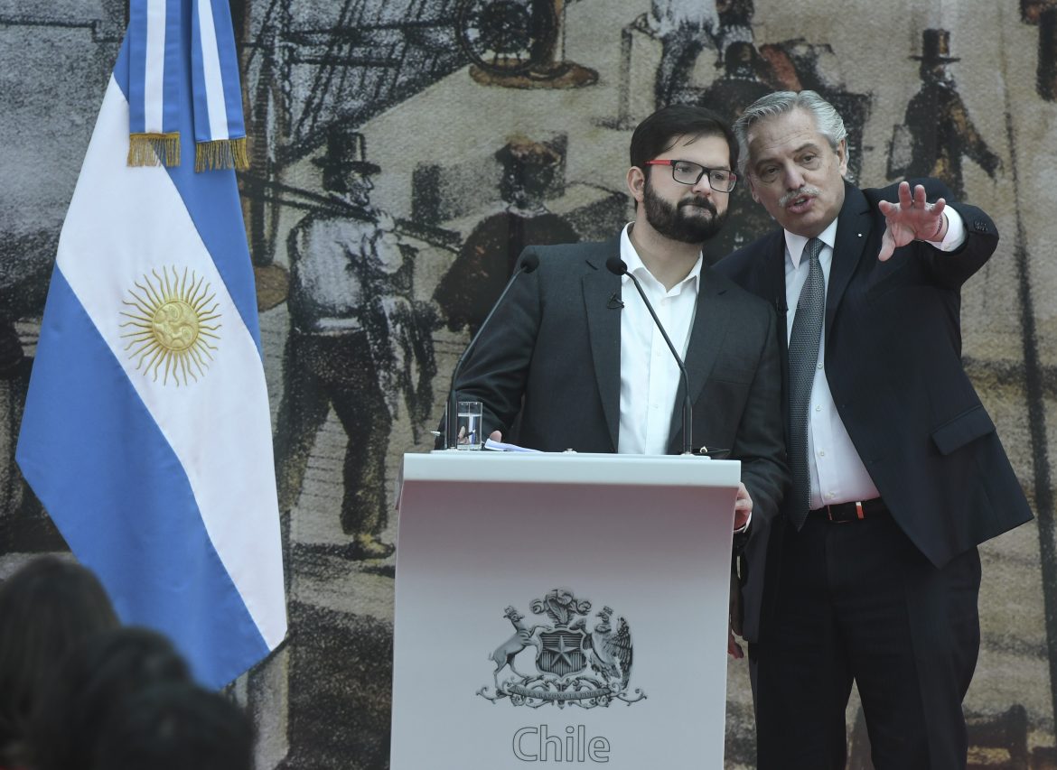 Firman varios acuerdos para afianzar la relación entre Argentina y Chile durante la visita de Boric