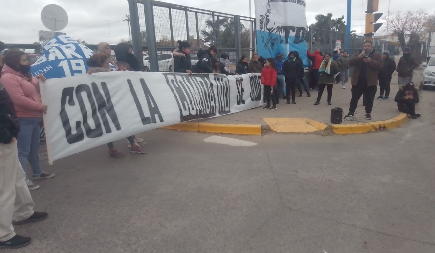 Luján: agrupaciones políticas y sociales reclamaron alimentos en la puerta de Carrefour