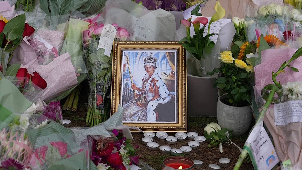 La reina Isabel II del Reino Unido muere a los 96 años después de un reinado de siete décadas