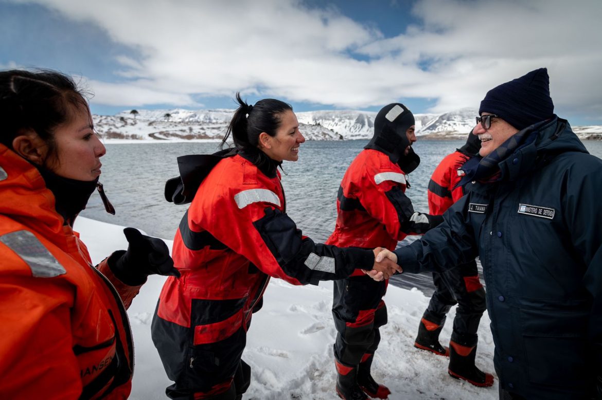 En Neuquén, Taiana supervisó el riguroso entrenamiento pre antártico del personal de las Fuerzas Armadas que será desplegado en las bases 