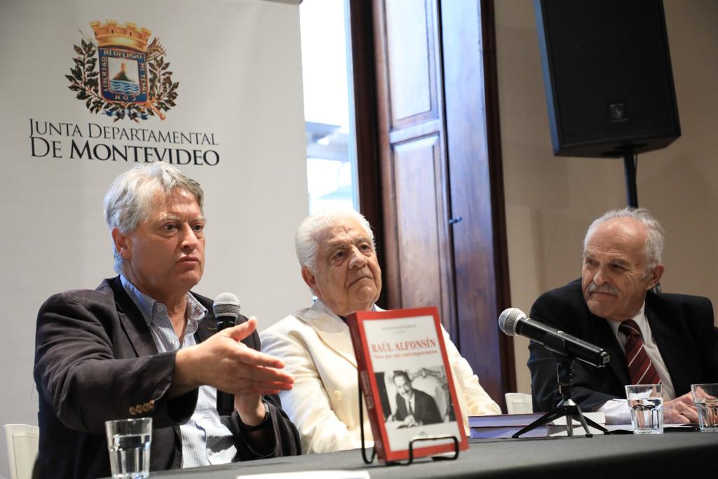 Junto al expresidente Sanguinetti, Miralles participó de la presentación en Uruguay del libro “Raúl Alfonsín visto por sus contemporáneos”
