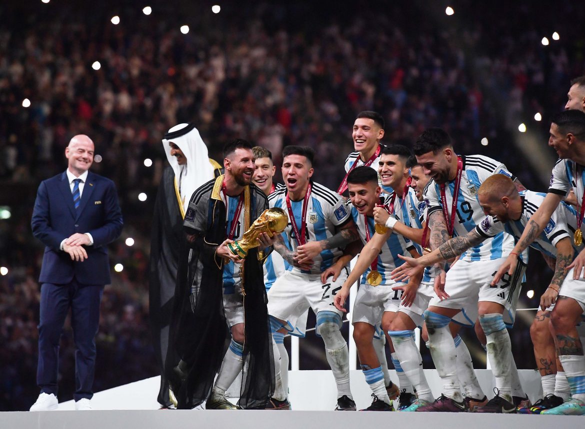Messi usó el “bisht”, la”ropa oficial” de Qatar, para levantar la Copa del Mundo