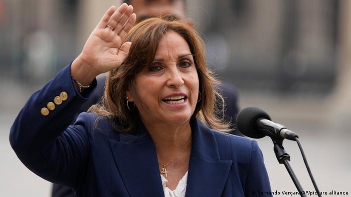 Presidenta de Perú pide al Congreso que adelante elecciones para “allanar salida a la crisis”