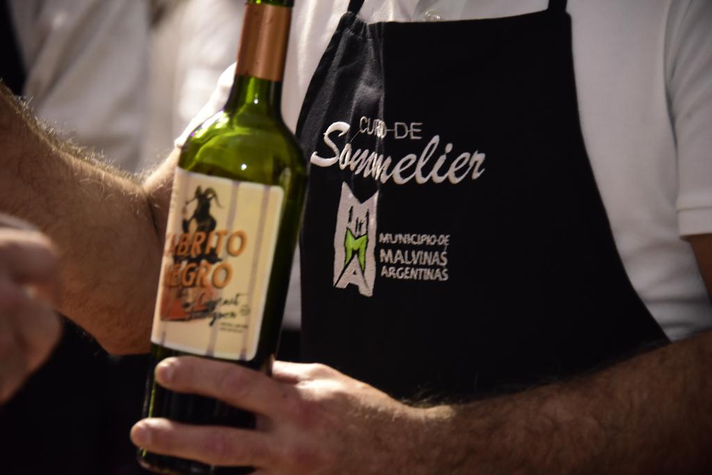 Productores vitivinícolas bonaerenses expusieron sus vinos en Malvinas Argentinas
