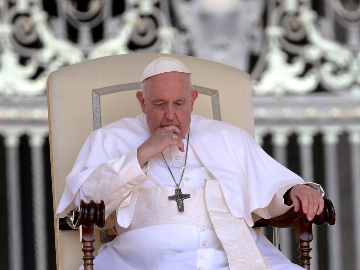 El papa Francisco evoluciona bien “entre descanso y trabajo” tras la operación de abdomen
