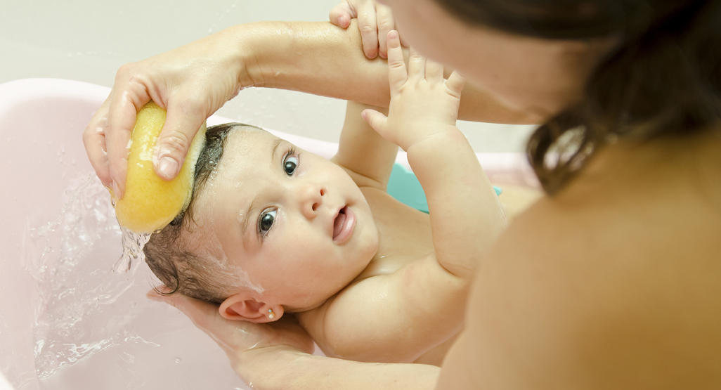 El ritual del baño de los bebés promueve la estimulación multisensorial