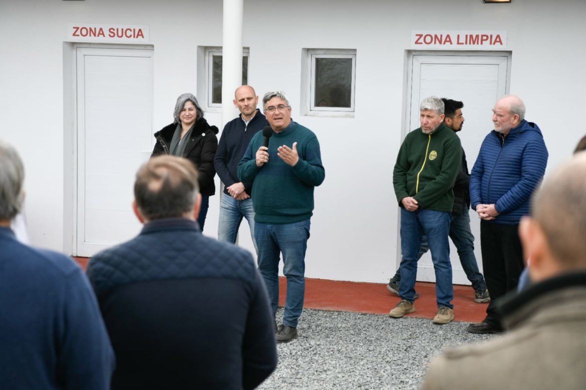El ministro Javier Rodríguez inauguró un nuevo frigorífico porcino en Alberti junto al intendente local