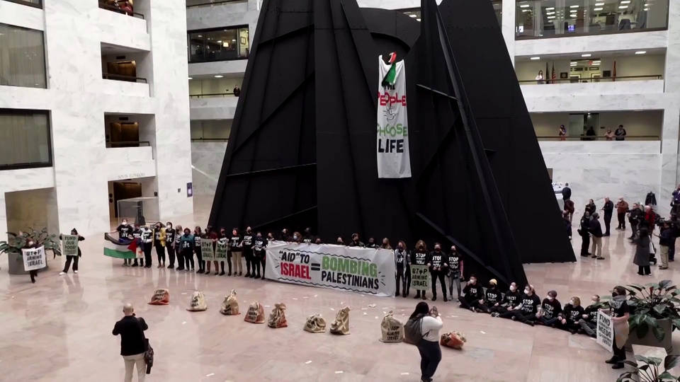 Manifestantes realizan una huelga a nivel mundial para exigir el alto el fuego en Gaza