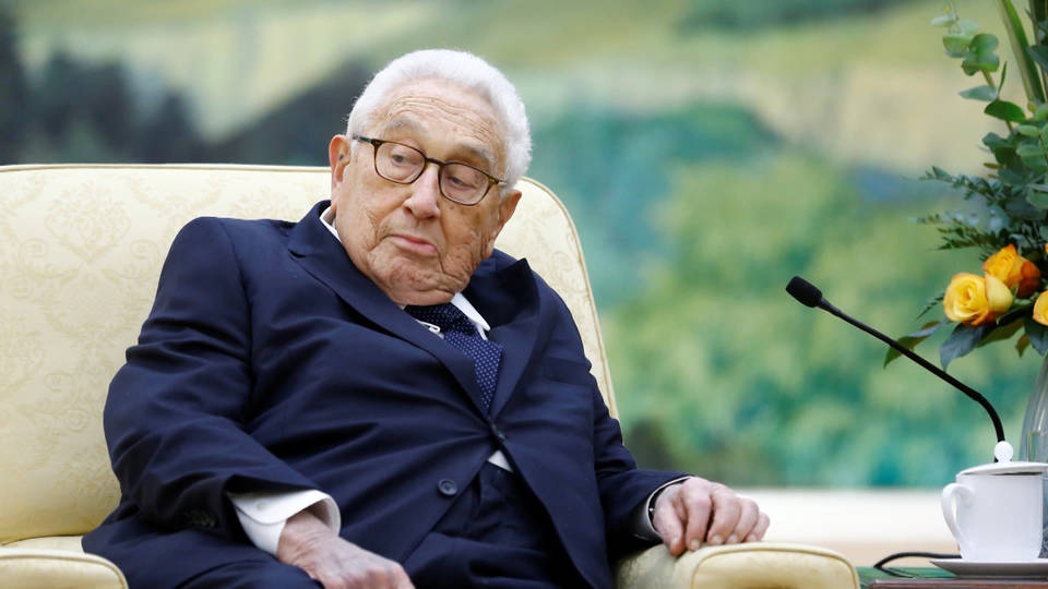 Henry Kissinger, el ex secretario de Estado de EE.UU. que instigó guerras y respaldó dictaduras bajo las presidencias de Nixon y Ford, muere a los 100 años