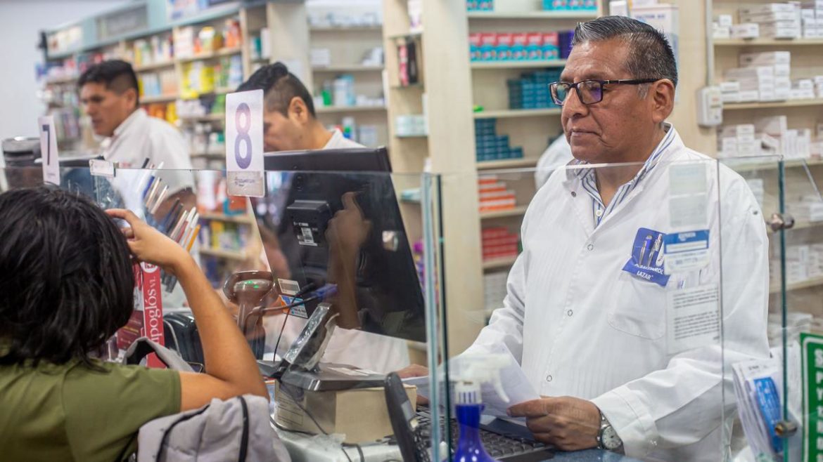 El DNU “atenta gravemente contra la salud” y convierte a las farmacias en “meros comercios”