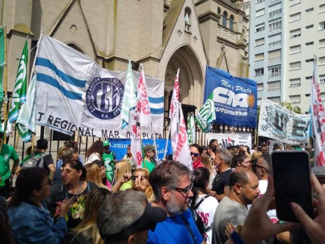 Masiva manifestación de organizaciones sindicales y sociales contra el DNU de Milei en Mar del Plata