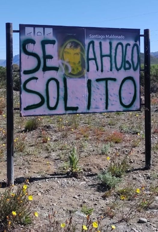 Vandalizaron el cartel que recuerda a Santiago Maldonado