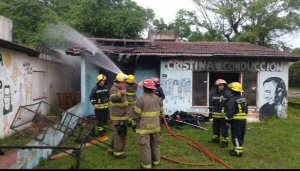 Incendiaron un local militante de Nuevo Encuentro en Villa Gesell