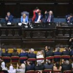 Kicillof-haciendo-la-v-asamblea-bonaerense-2024-1