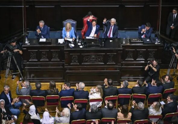 Kicillof-haciendo-la-v-asamblea-bonaerense-2024-1