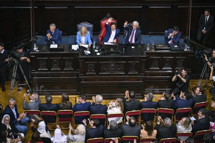 Kicillof-haciendo-la-v-asamblea-bonaerense-2024-1